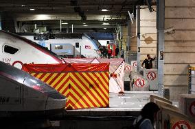 Illustrations Following Police Man Shooting Man Armed With Knife At Montparnasse Train Station - Paris