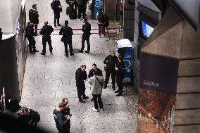 Illustrations Following Police Man Shooting Man Armed With Knife At Montparnasse Train Station - Paris