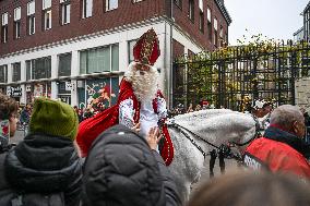 Massive Crowds Celebrate Sinterklaas Arrival - Amsterdam