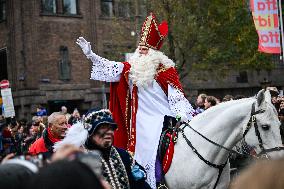 Massive Crowds Celebrate Sinterklaas Arrival - Amsterdam