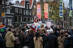 Massive Crowds Celebrate Sinterklaas Arrival - Amsterdam
