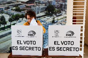Ecuadorians Voted Against The Return Of Foreign Military Bases - Quito