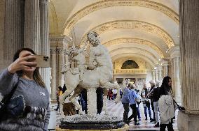 Illustration - Louvre Museum