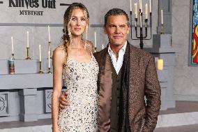 Wake Up Dead Man: A Knives Out Mystery Premiere - Paris