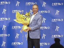 Dodgers manager Roberts in Japan
