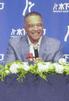 Dodgers manager Roberts in Japan