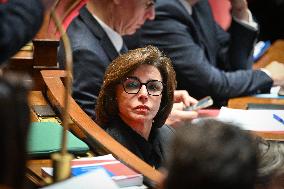 Questions To French Government Assembly - Paris