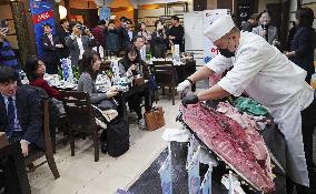 Nagasaki Prefecture holds tuna-cutting shows in Seoul
