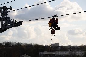 Firefighter evacuation exercice on urban cable car - Limeil-Brevannes