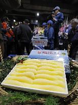 Auction of salted herring roe in Osaka