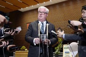 U.S. ambassador meets Japan's top spokesman