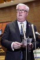 U.S. ambassador meets Japan's top spokesman