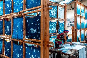 Tie-Dye Technique Of Bai Ethnic Group - Chin