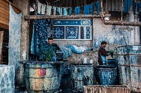 Tie-Dye Technique Of Bai Ethnic Group - Chin