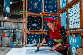 Tie-Dye Technique Of Bai Ethnic Group - Chin