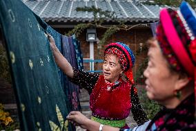 Tie-Dye Technique Of Bai Ethnic Group - Chin