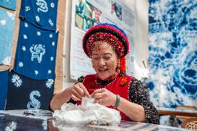 Tie-Dye Technique Of Bai Ethnic Group - Chin