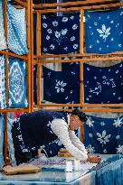 Tie-Dye Technique Of Bai Ethnic Group - Chin