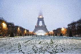Snow around the Eiffel Tower in Paris FA