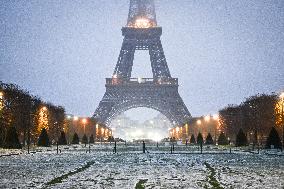 Snow around the Eiffel Tower in Paris FA
