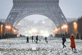 Snow around the Eiffel Tower in Paris FA