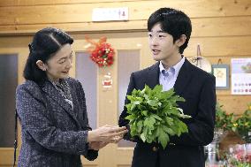 Crown princess, prince visit farm product shop