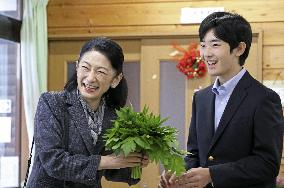 Crown princess, prince visit farm product shop