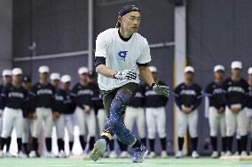 Baseball clinic by former Mariner Suzuki