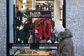 Black Friday Boosts Holiday Spending - Madrid