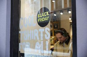 Black Friday Boosts Holiday Spending - Madrid