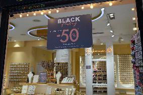 Black Friday Boosts Holiday Spending - Madrid