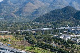 Panzhou-Xingyi Railway Put Into Operation