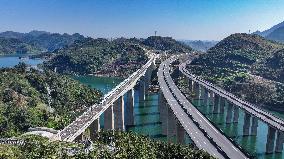 Panzhou-Xingyi Railway Put Into Operation