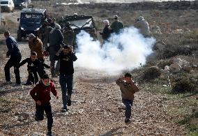 Israeli settlers Block Palestinian farmers' Access to Agricultural Field - Hebron