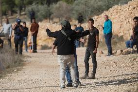 Israeli settlers Block Palestinian farmers' Access to Agricultural Field - Hebron