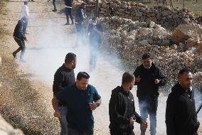 Israeli settlers Block Palestinian farmers' Access to Agricultural Field - Hebron