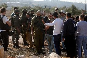 Israeli settlers Block Palestinian farmers' Access to Agricultural Field - Hebron