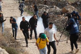 Israeli settlers Block Palestinian farmers' Access to Agricultural Field - Hebron