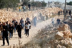 Israeli settlers Block Palestinian farmers' Access to Agricultural Field - Hebron