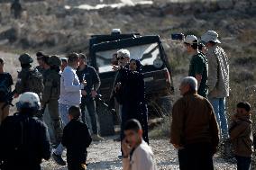 Israeli settlers Block Palestinian farmers' Access to Agricultural Field - Hebron
