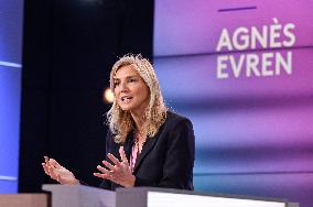 Agnes Evren On Dimanche En Politique - Paris