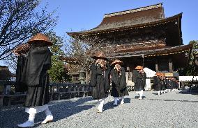 Street fundraising by Buddhist monks