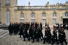 Emmanuel Macron welcomes Volodymyr Zelensky at the Elysee FA