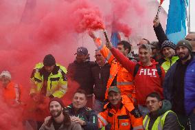 Docworkers protest in front of the Ministry of Transport - Rome