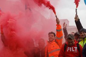 Docworkers protest in front of the Ministry of Transport - Rome