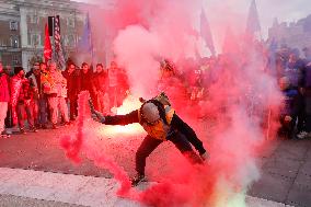Docworkers protest in front of the Ministry of Transport - Rome