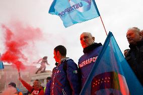 Docworkers protest in front of the Ministry of Transport - Rome