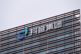 TikTok Group Building