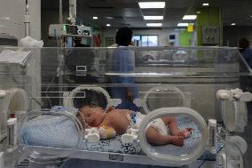 Palestinian Children Wait to Go Abroad to Receive Medical Treatment - Gaza