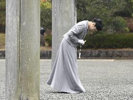 Japanese Princess Aiko visits imperial graveyard
